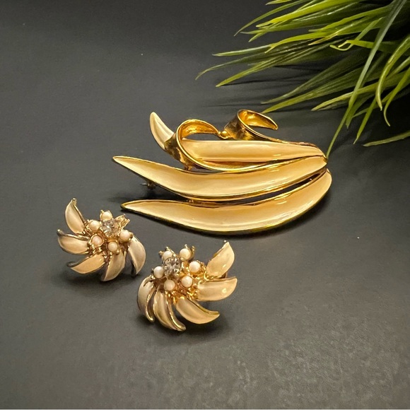 Vintage Signed H.S.K Ivory Stripe Enamel Gold Brooch and Earrings - Picture 3 of 10